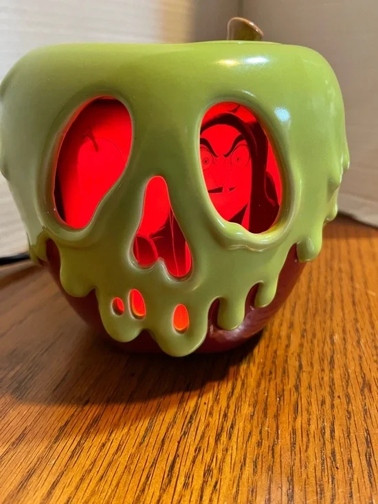Disney villain Scentsy evil queen Poison Apple Ceramic wax warmer retired - Picture 1 of 11